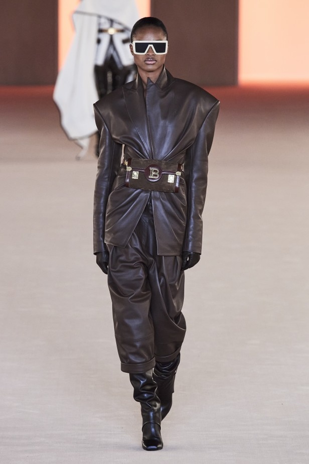عرض ازياء balmain لخريف وشتاء 2020-2021 مباشرة من باريس