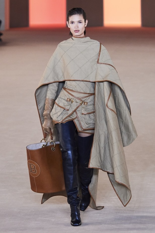 عرض ازياء balmain لخريف وشتاء 2020-2021 مباشرة من باريس