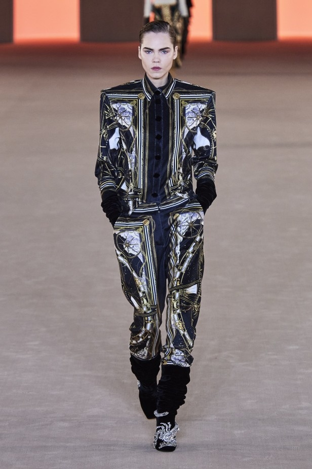 عرض ازياء balmain لخريف وشتاء 2020-2021 مباشرة من باريس