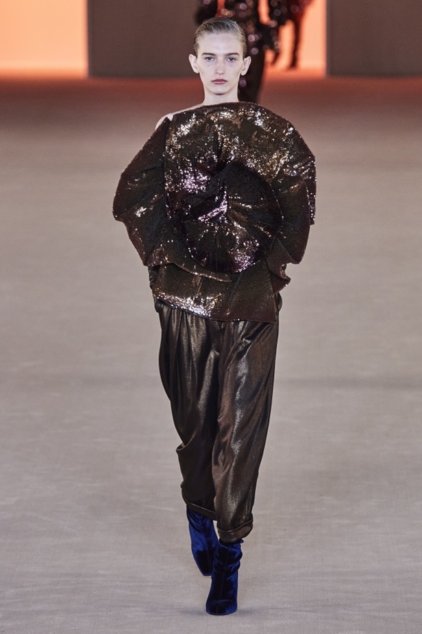 عرض ازياء balmain لخريف وشتاء 2020-2021 مباشرة من باريس