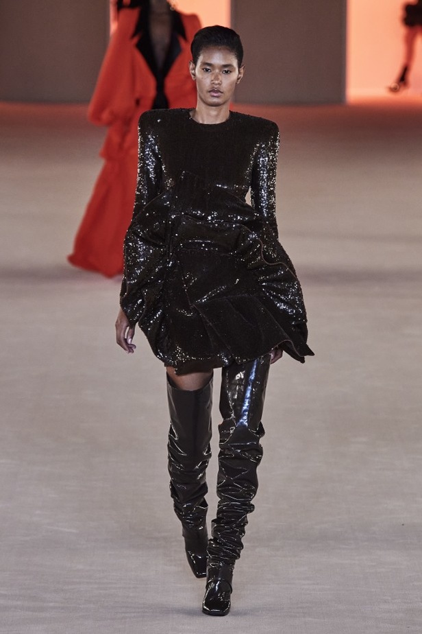 عرض ازياء balmain لخريف وشتاء 2020-2021 مباشرة من باريس