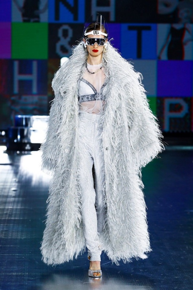 عرض أزياء Dolce & Gabbana لخريف 2021 بين نوستالجيا التسعينيات وتطوّر الحاضر