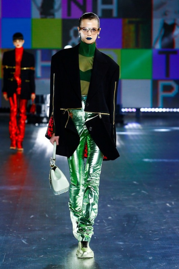 عرض أزياء Dolce & Gabbana لخريف 2021 بين نوستالجيا التسعينيات وتطوّر الحاضر