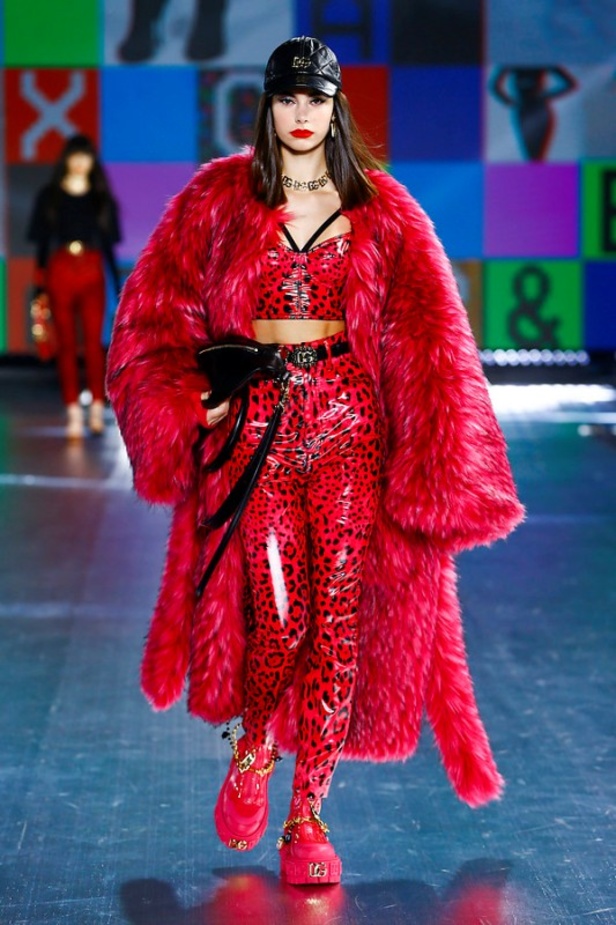 عرض أزياء Dolce & Gabbana لخريف 2021 بين نوستالجيا التسعينيات وتطوّر الحاضر