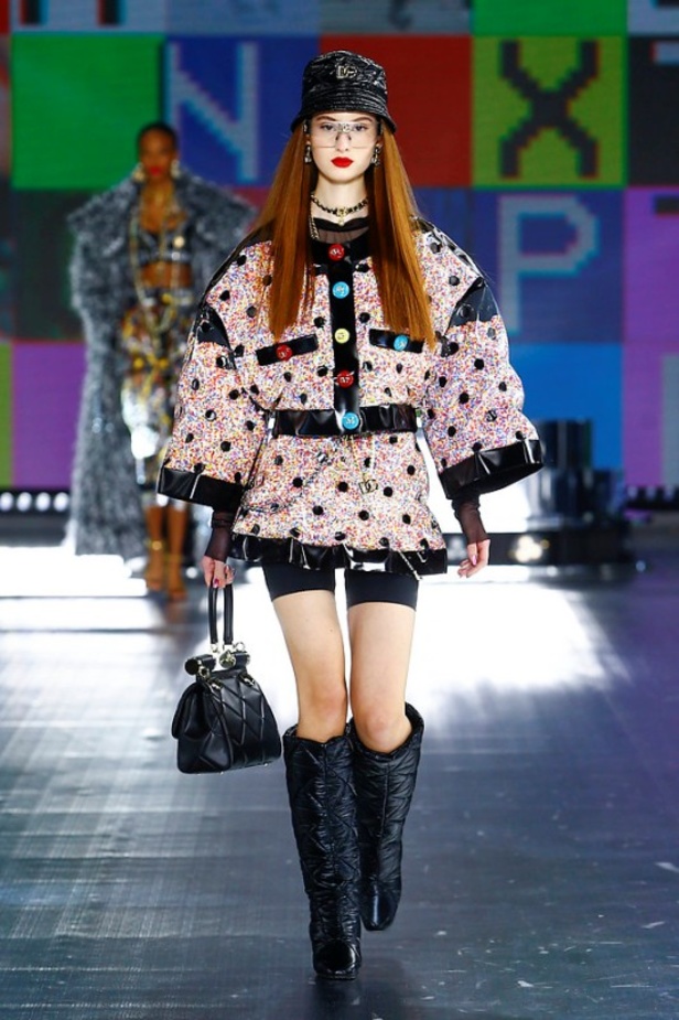 عرض أزياء Dolce & Gabbana لخريف 2021 بين نوستالجيا التسعينيات وتطوّر الحاضر