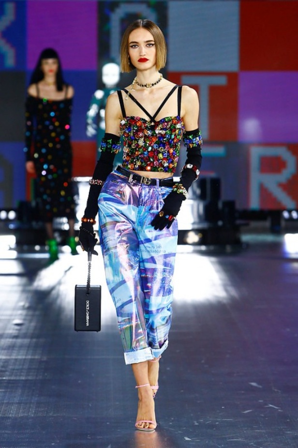 عرض أزياء Dolce & Gabbana لخريف 2021 بين نوستالجيا التسعينيات وتطوّر الحاضر