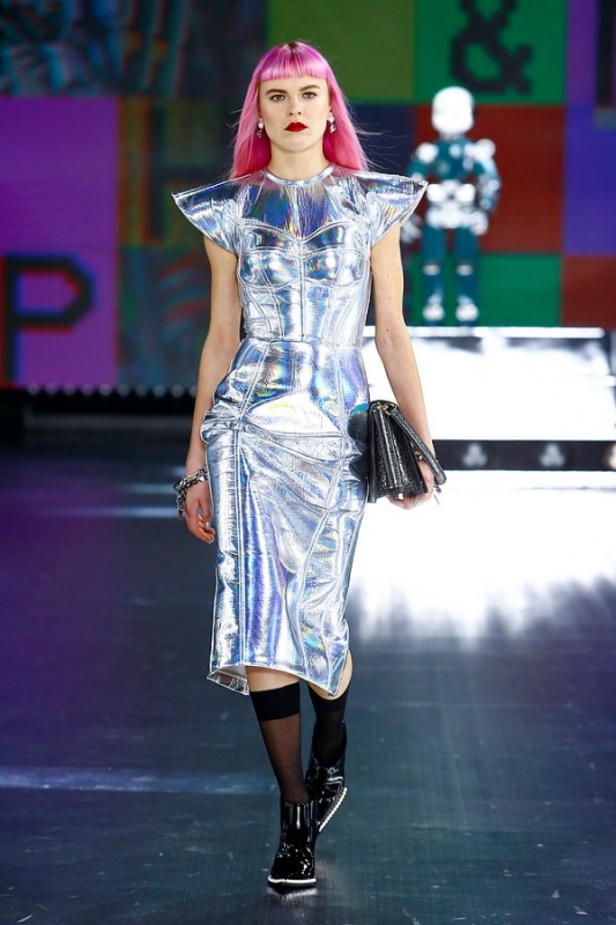 عرض أزياء Dolce & Gabbana لخريف 2021 بين نوستالجيا التسعينيات وتطوّر الحاضر