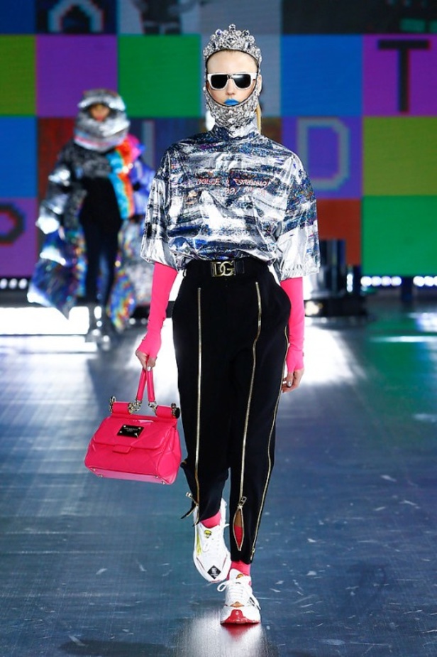 عرض أزياء Dolce & Gabbana لخريف 2021 بين نوستالجيا التسعينيات وتطوّر الحاضر