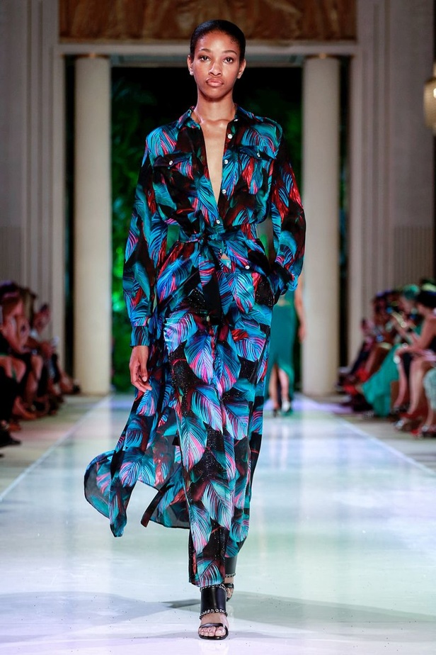 مجموعة الألبسة الراقية من أزارو لخريف 2018