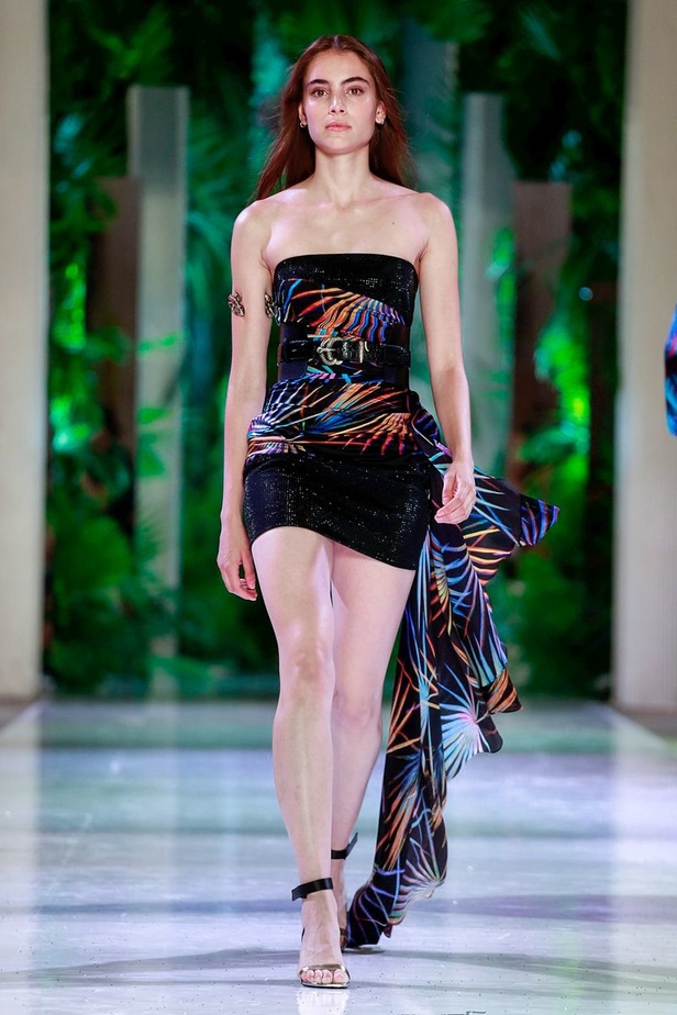 مجموعة الألبسة الراقية من أزارو لخريف 2018