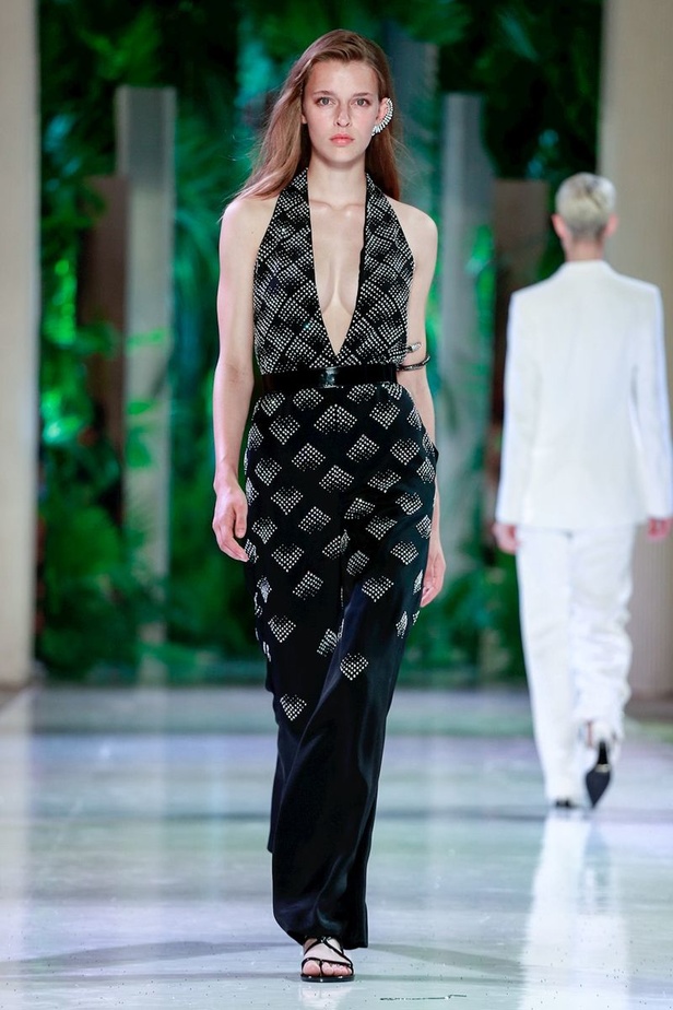 مجموعة الألبسة الراقية من أزارو لخريف 2018