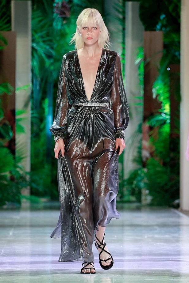 مجموعة الألبسة الراقية من أزارو لخريف 2018