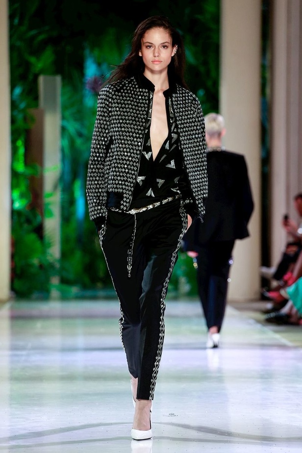 مجموعة الألبسة الراقية من أزارو لخريف 2018