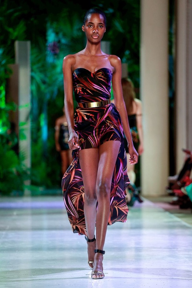 مجموعة الألبسة الراقية من أزارو لخريف 2018