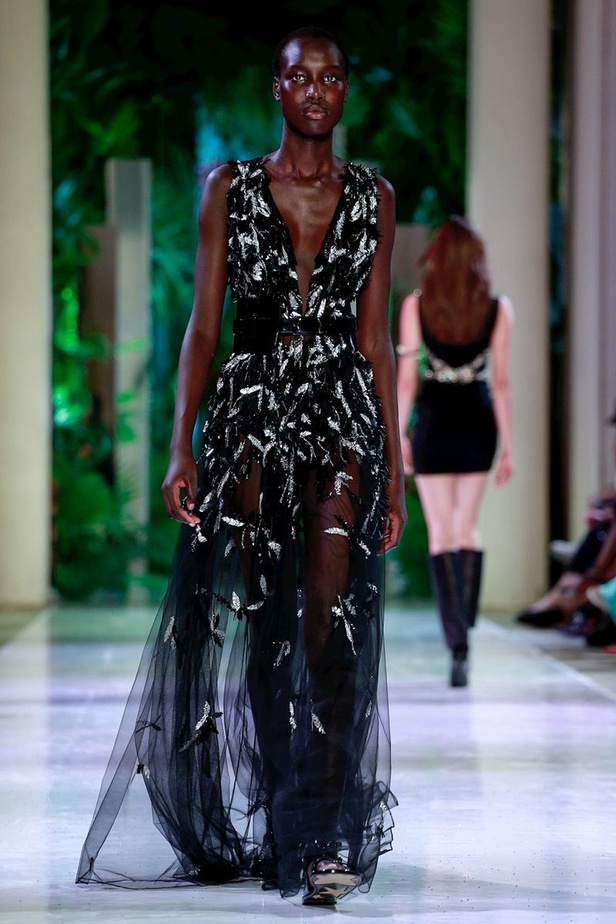 مجموعة الألبسة الراقية من أزارو لخريف 2018