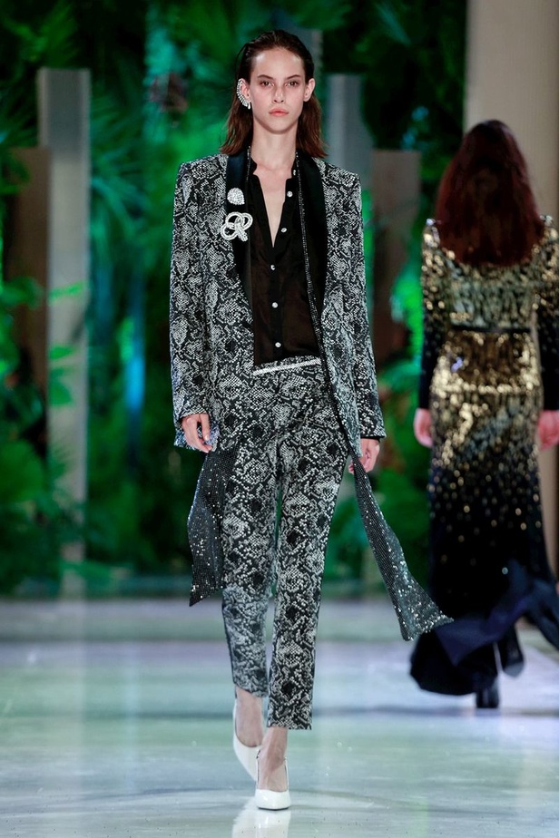 مجموعة الألبسة الراقية من أزارو لخريف 2018