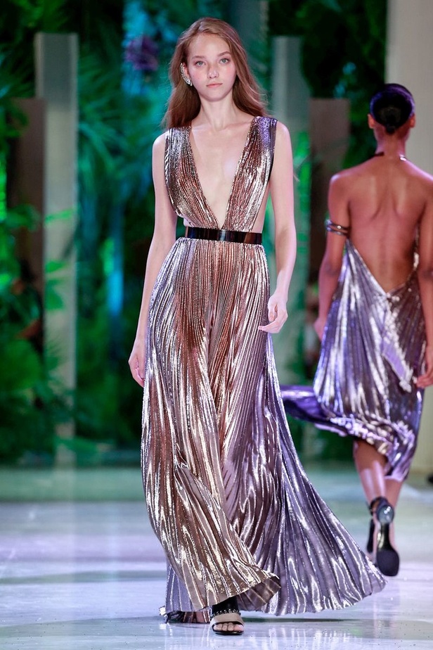 مجموعة الألبسة الراقية من أزارو لخريف 2018