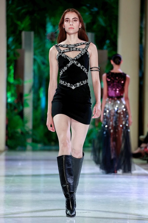 مجموعة الألبسة الراقية من أزارو لخريف 2018