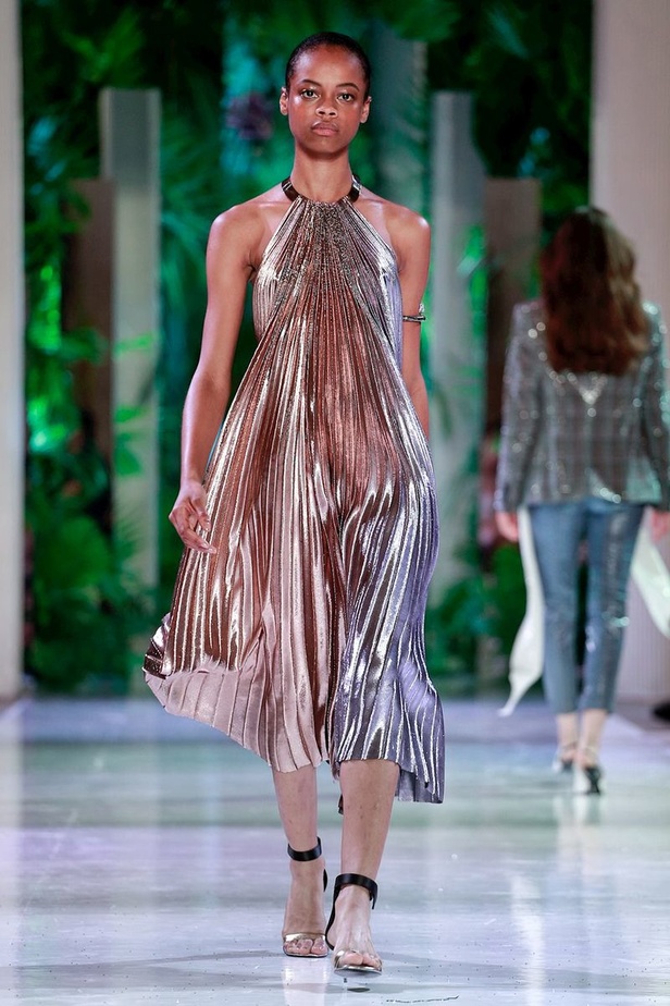 مجموعة الألبسة الراقية من أزارو لخريف 2018