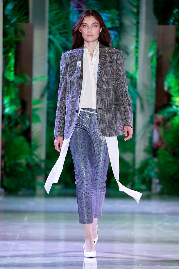 مجموعة الألبسة الراقية من أزارو لخريف 2018