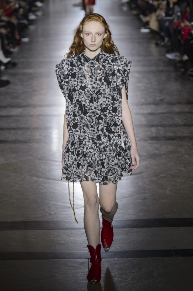 الكلاسيكية في مجموعة Givenchy لربيع وصيف 2018 في باريس