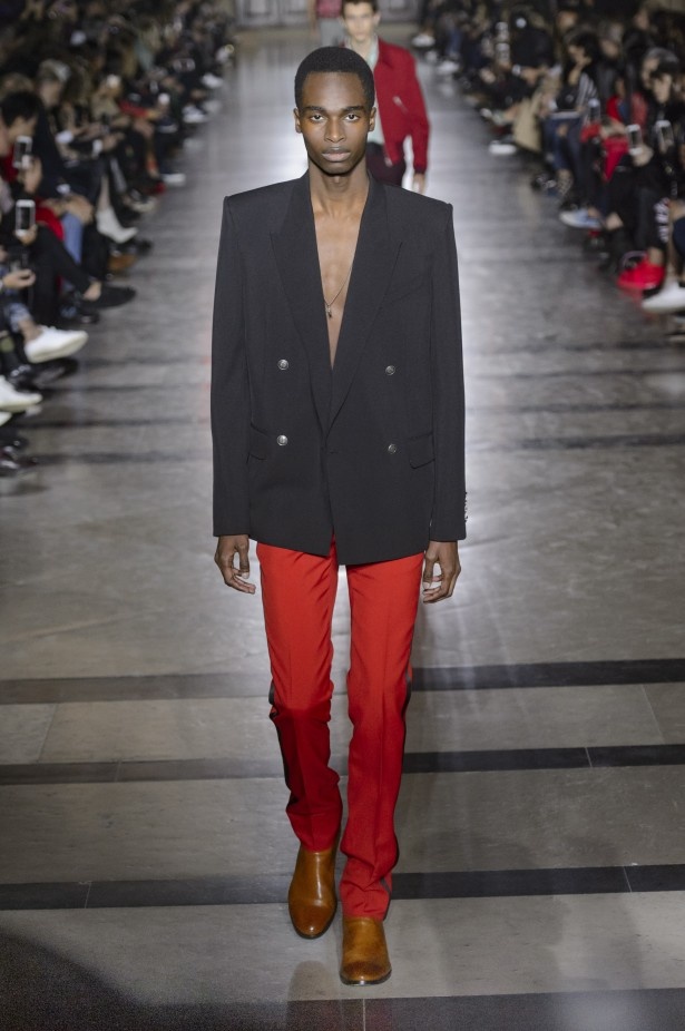 الكلاسيكية في مجموعة Givenchy لربيع وصيف 2018 في باريس