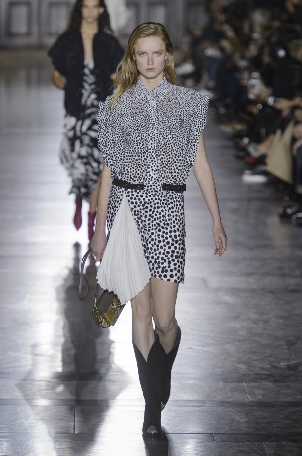 الكلاسيكية في مجموعة Givenchy لربيع وصيف 2018 في باريس