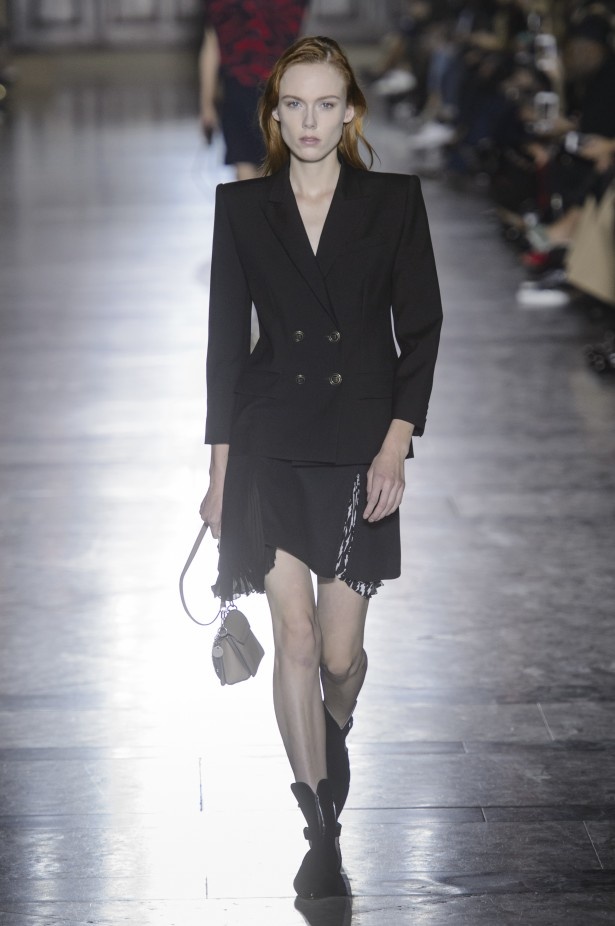 الكلاسيكية في مجموعة Givenchy لربيع وصيف 2018 في باريس