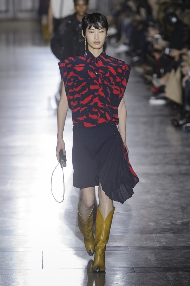 الكلاسيكية في مجموعة Givenchy لربيع وصيف 2018 في باريس