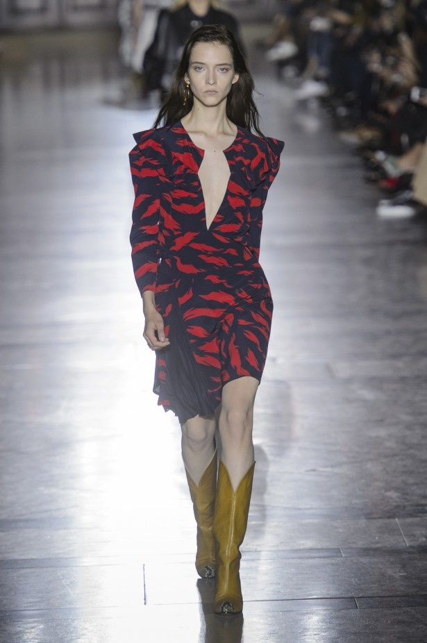 الكلاسيكية في مجموعة Givenchy لربيع وصيف 2018 في باريس