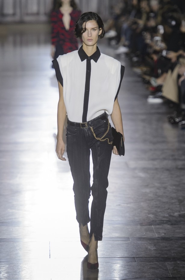 الكلاسيكية في مجموعة Givenchy لربيع وصيف 2018 في باريس