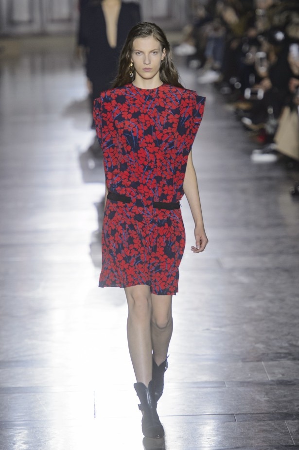 الكلاسيكية في مجموعة Givenchy لربيع وصيف 2018 في باريس