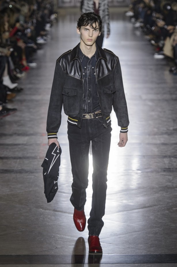 الكلاسيكية في مجموعة Givenchy لربيع وصيف 2018 في باريس