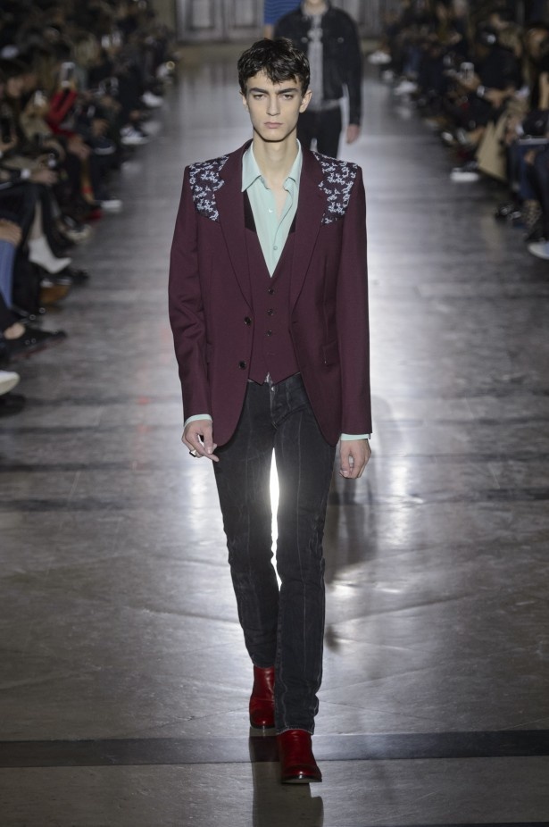 الكلاسيكية في مجموعة Givenchy لربيع وصيف 2018 في باريس