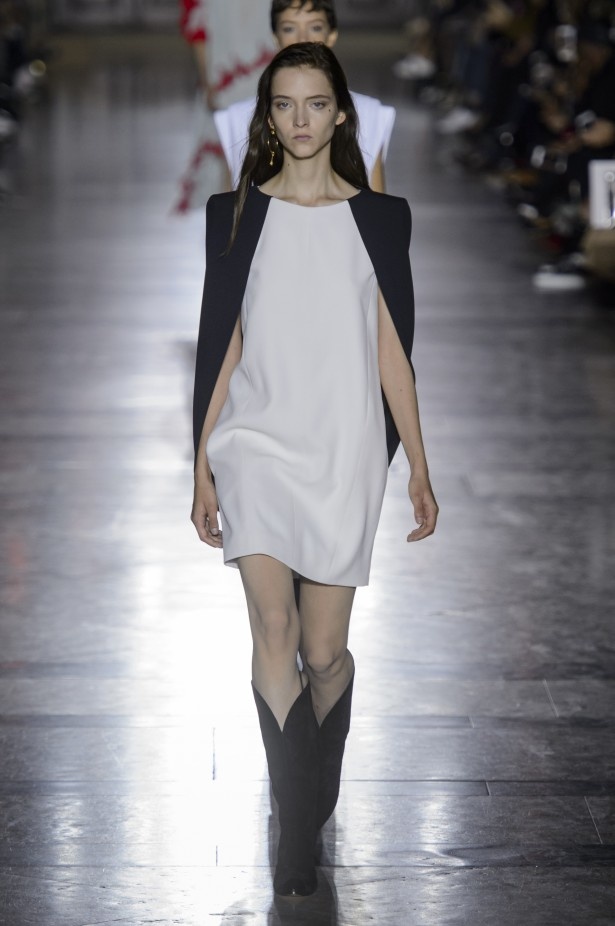 الكلاسيكية في مجموعة Givenchy لربيع وصيف 2018 في باريس