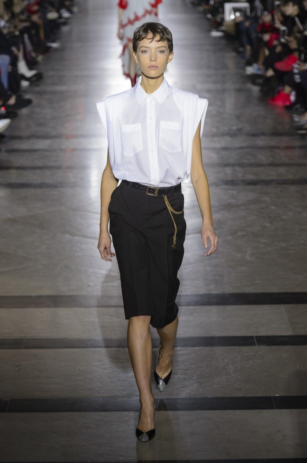 الكلاسيكية في مجموعة Givenchy لربيع وصيف 2018 في باريس