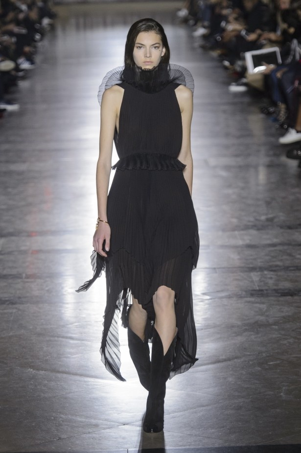 الكلاسيكية في مجموعة Givenchy لربيع وصيف 2018 في باريس