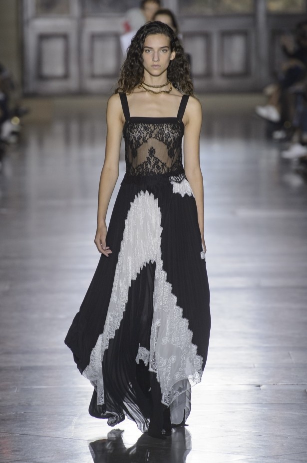 الكلاسيكية في مجموعة Givenchy لربيع وصيف 2018 في باريس