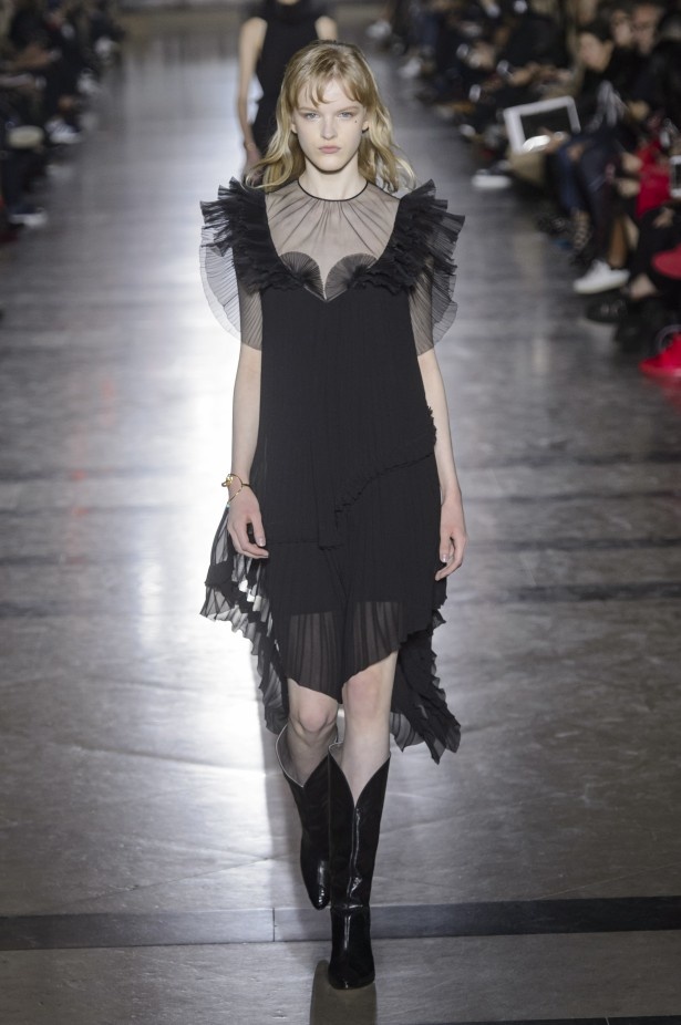 الكلاسيكية في مجموعة Givenchy لربيع وصيف 2018 في باريس