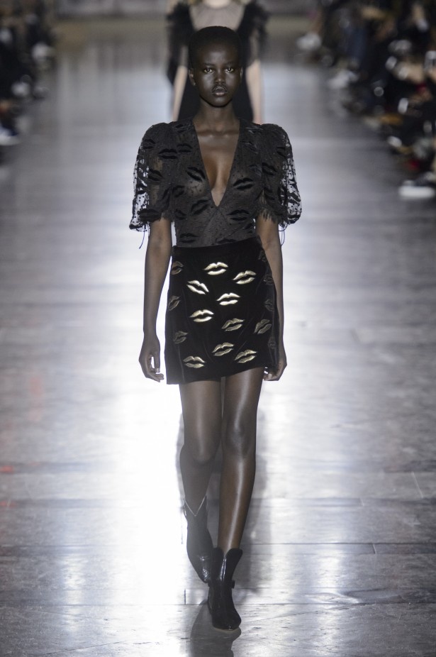 الكلاسيكية في مجموعة Givenchy لربيع وصيف 2018 في باريس