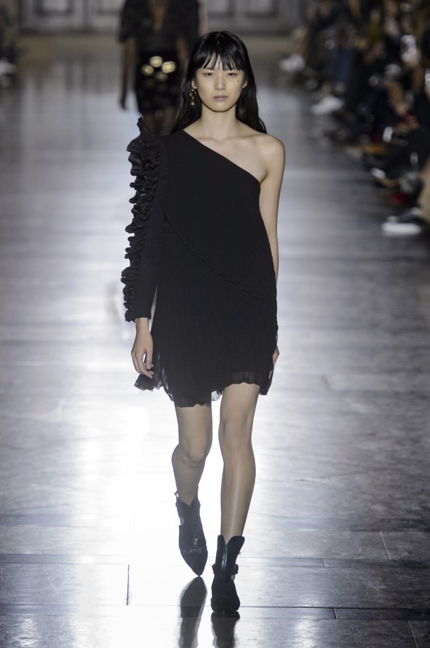 الكلاسيكية في مجموعة Givenchy لربيع وصيف 2018 في باريس