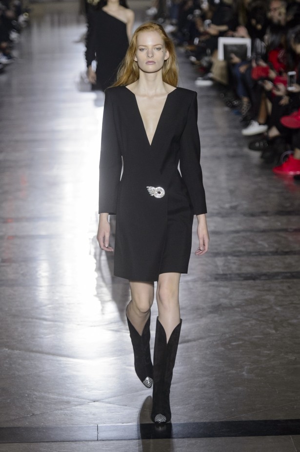 الكلاسيكية في مجموعة Givenchy لربيع وصيف 2018 في باريس