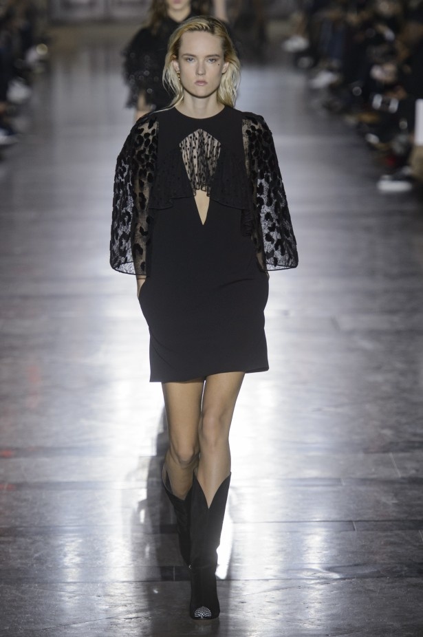 الكلاسيكية في مجموعة Givenchy لربيع وصيف 2018 في باريس