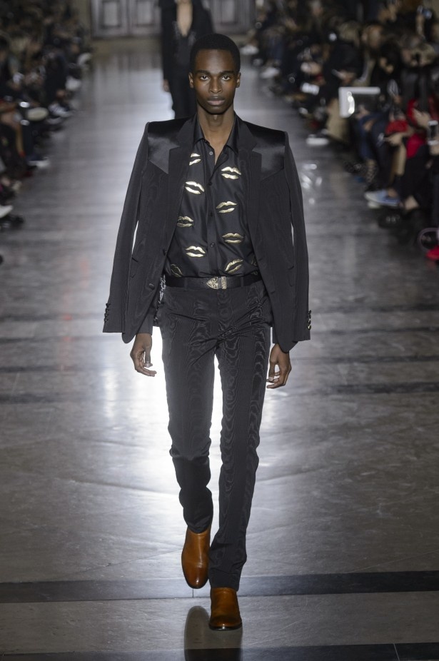 الكلاسيكية في مجموعة Givenchy لربيع وصيف 2018 في باريس