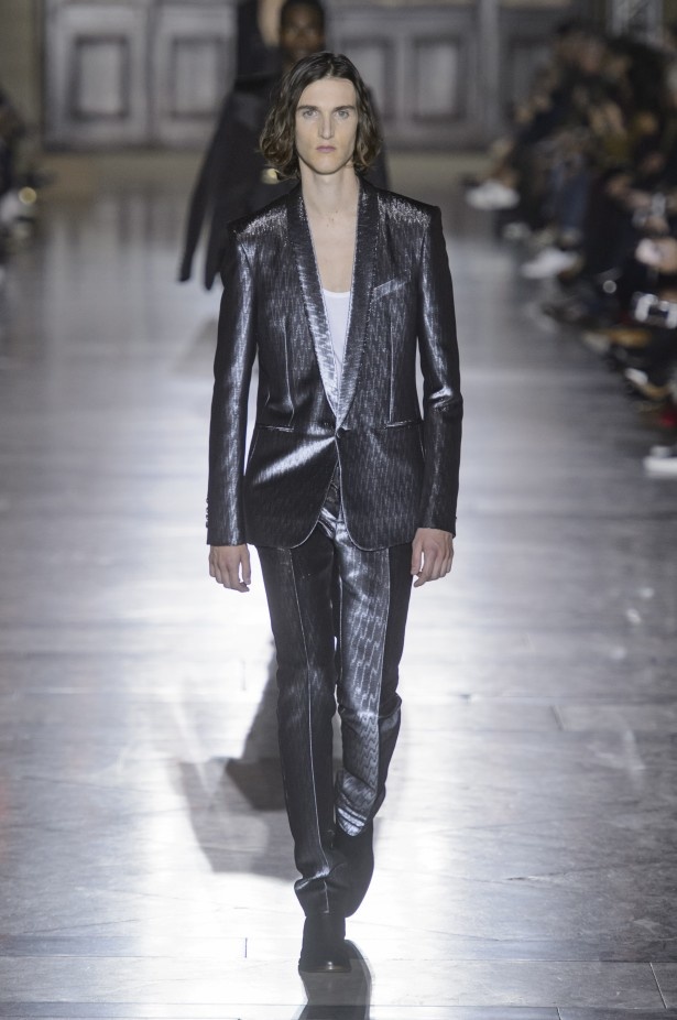 الكلاسيكية في مجموعة Givenchy لربيع وصيف 2018 في باريس