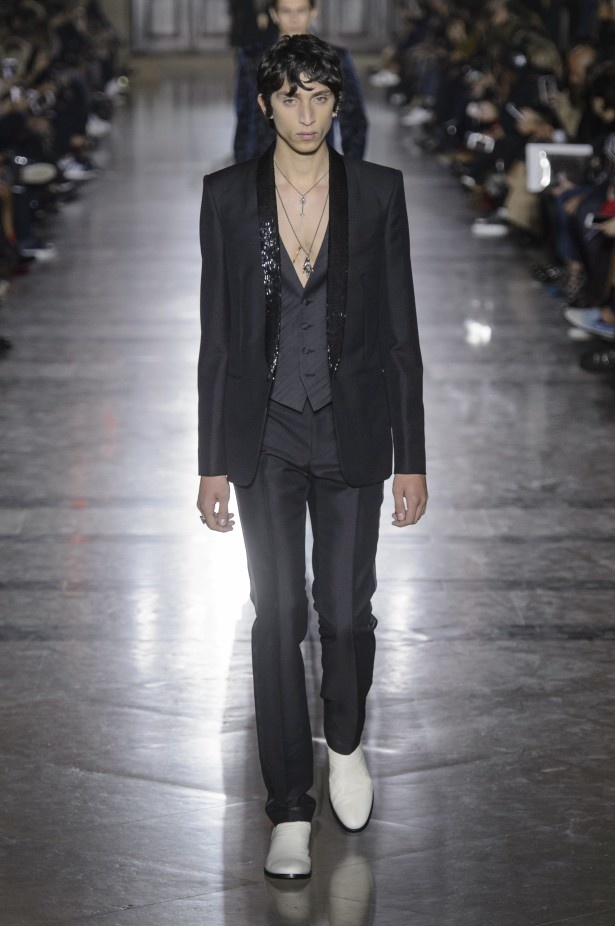 الكلاسيكية في مجموعة Givenchy لربيع وصيف 2018 في باريس