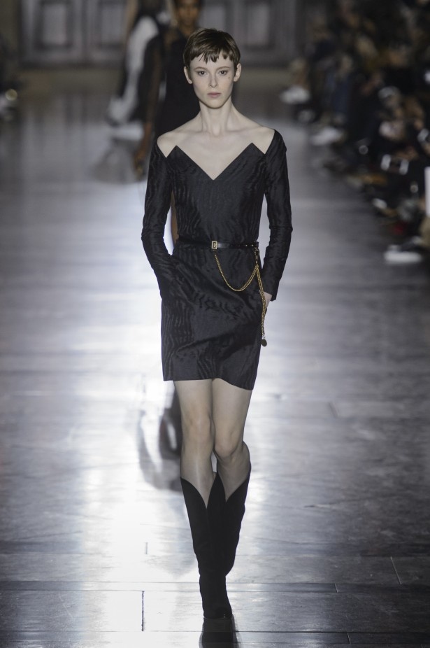 الكلاسيكية في مجموعة Givenchy لربيع وصيف 2018 في باريس