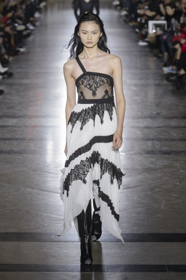 الكلاسيكية في مجموعة Givenchy لربيع وصيف 2018 في باريس