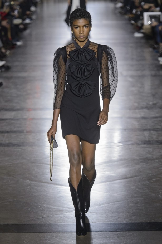 الكلاسيكية في مجموعة Givenchy لربيع وصيف 2018 في باريس