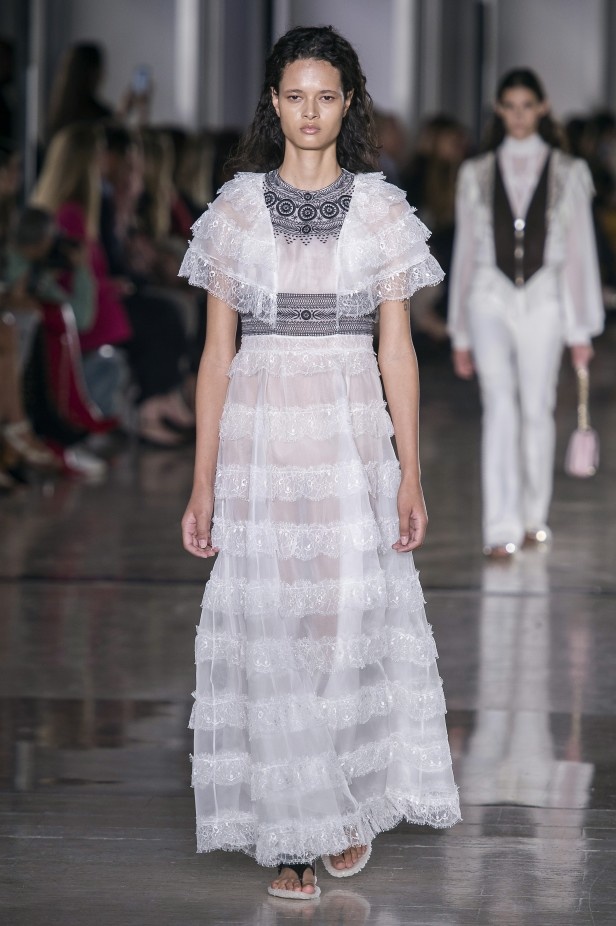 مجموعة  Giambattista Valli لربيع وصيف 2019